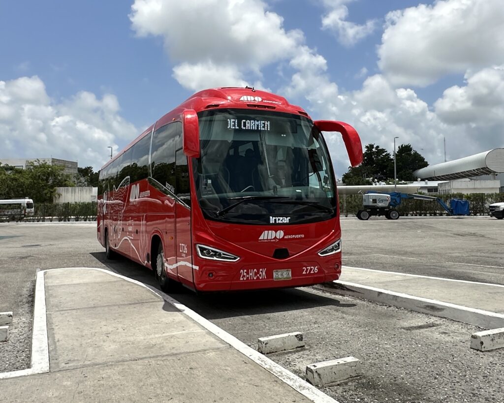 Cómo ir del Aeropuerto de Cancún a Playa del Carmen, Tulum y la Riviera Maya: Guía Completa 2025